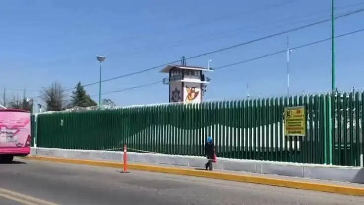 Descartan motín tras reportes de humo en penal de Santiaguito
