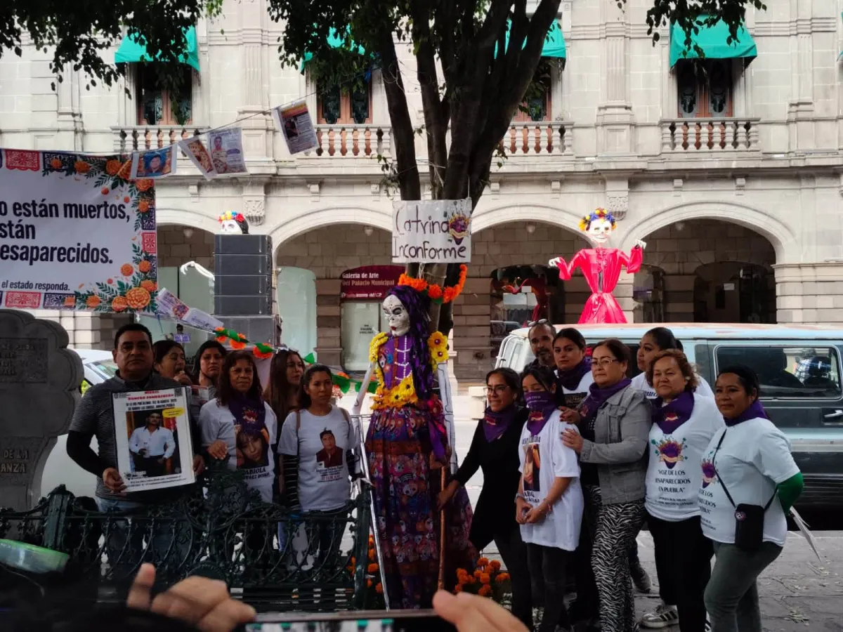 Sin avances en investigaciones, madres buscadoras instalan catrina en Puebla