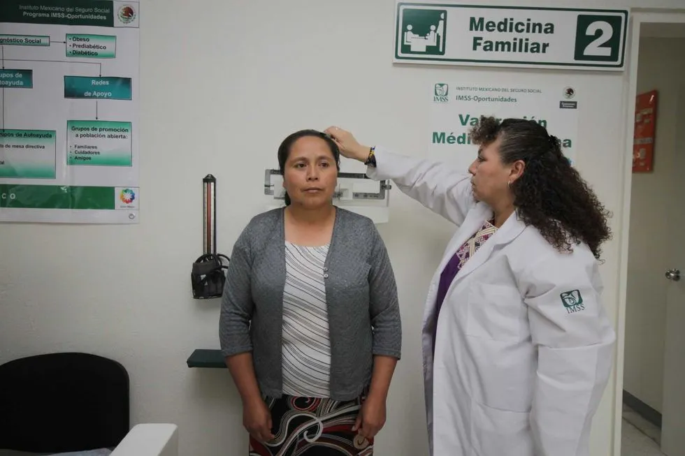 IMSS tiene más de 98 mil médicas y médicos en México