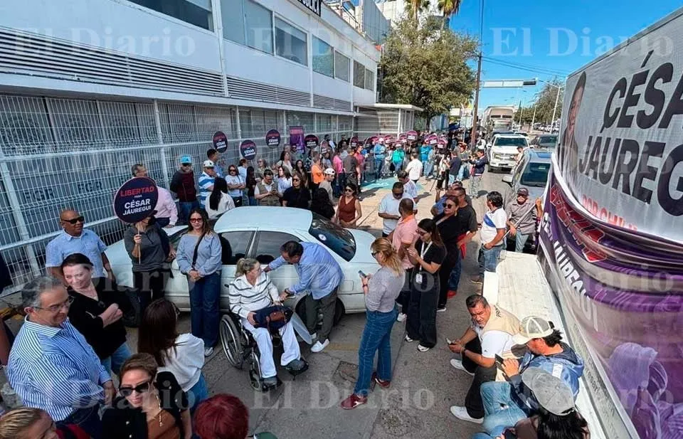 Caravana en apoyo a César Jáuregui llega a la FGR pidiendo su libertad