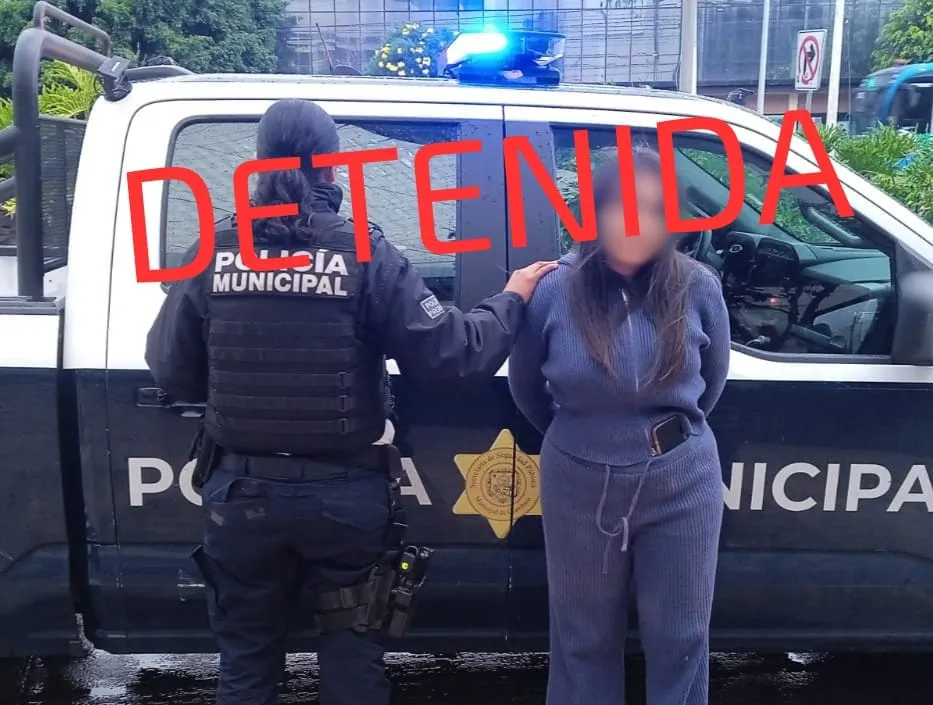 Detienen a mujer por presuntamente intentar sustraer 20 prendas de ropa valuadas en más de 10 mil pesos en Villas del Sol