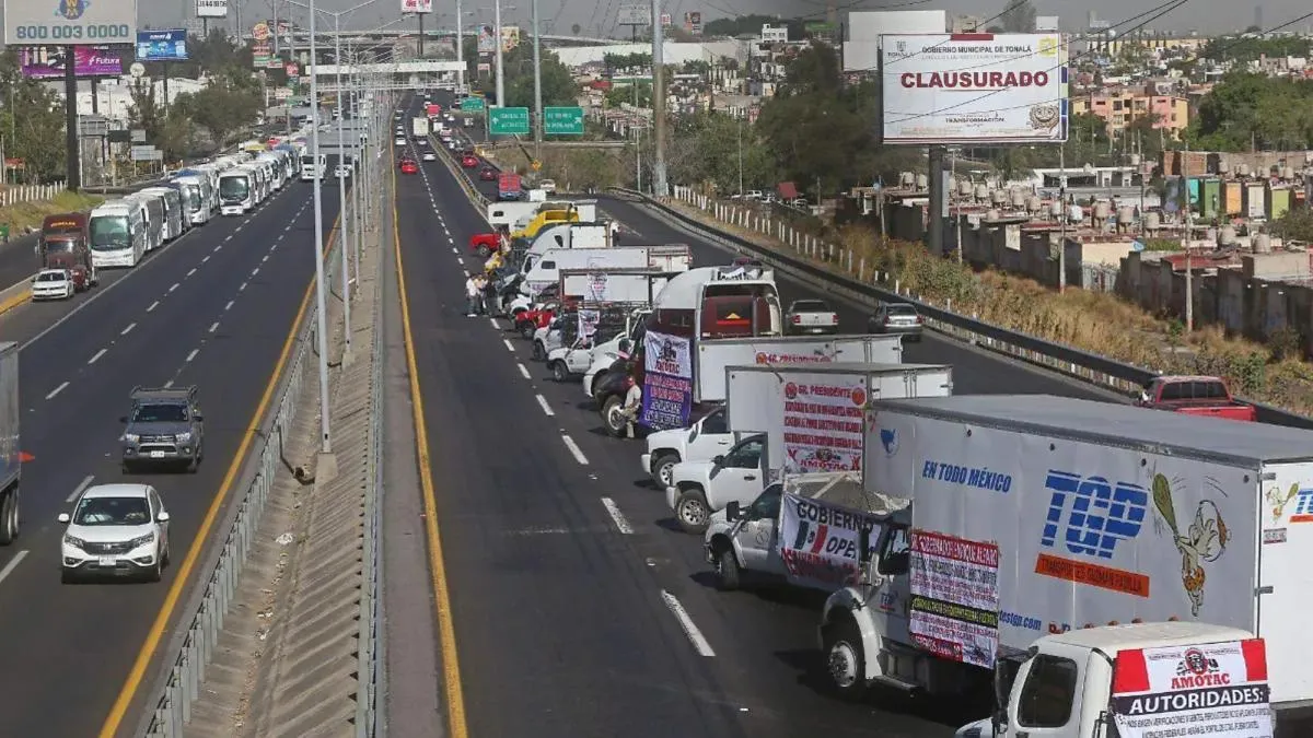 Autotransportistas se movilizan en cuatro accesos a Guadalajara