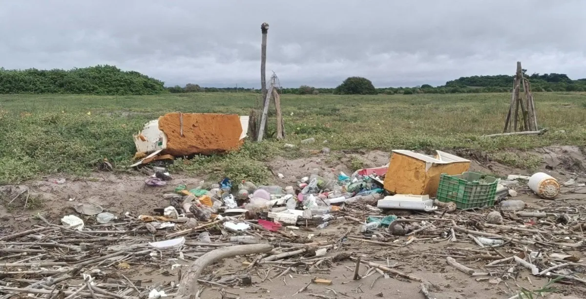 Denuncian presencia de muebles y electrodomésticos en Río Cazones