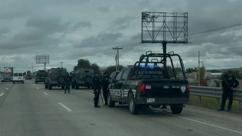 Policías interceptan dos vehículos blindados en la México Querétaro