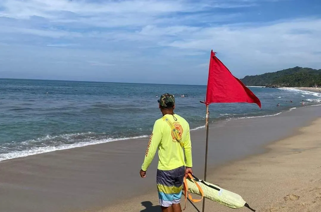 Mantiene Puerto Vallarta bandera roja por alto oleaje 