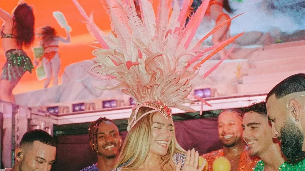 Karol G recibe críticas de PETA Latino por usar plumas reales en sus vestuarios