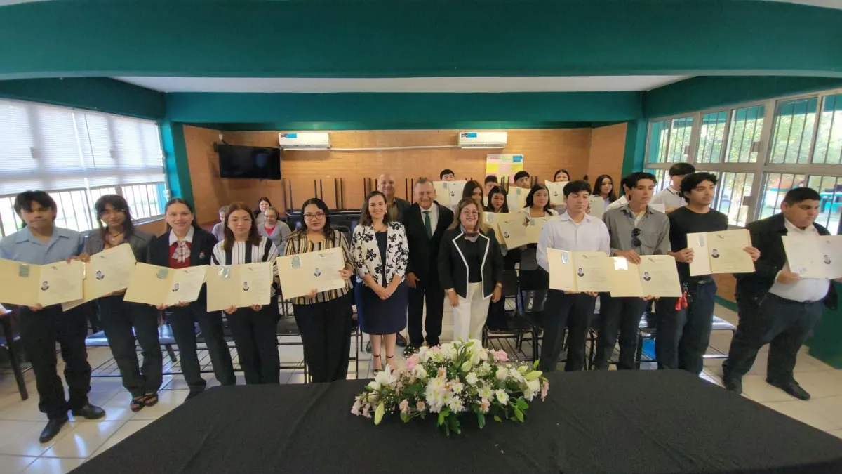 Monclova: Entregan 54 títulos y cédulas a egresados del Cecytec Sur; se abren camino hacia la industria