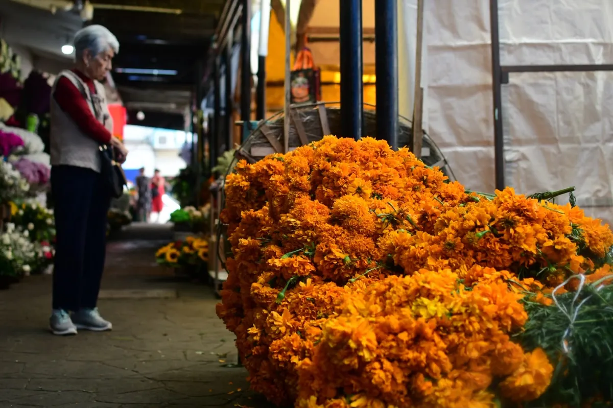 Flores y dulces típicos adornan las fiestas de Todos Santos
