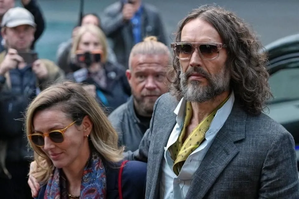 Declara mujer ante un tribunal que Russell Brand la violó