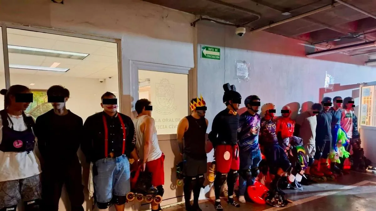 Detienen a 24 jóvenes por armar “Halloween en patines” en plena vía pública