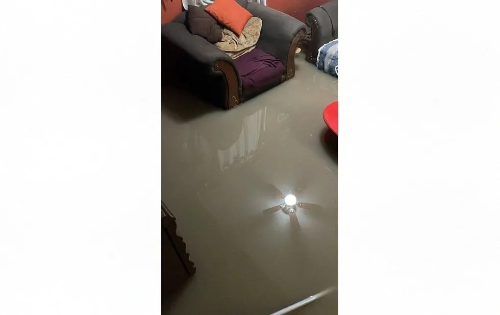 Piden vecinos de Gardeno apoyo de bombeo por agua acumulada