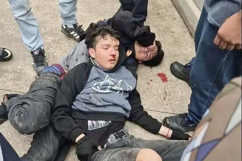 Matan dos ex alumnos a maestra en secundaria