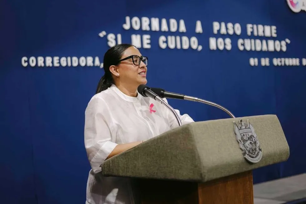 Corregidora entrega tarjeta de descuentos médicos a trabajadoras