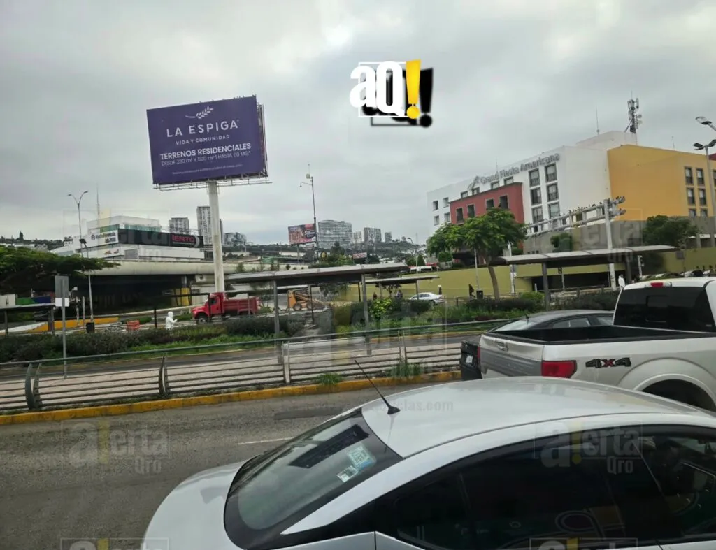 Muere joven motociclista al salir del camino y chocar contra el camellón frente a Plaza del Parque