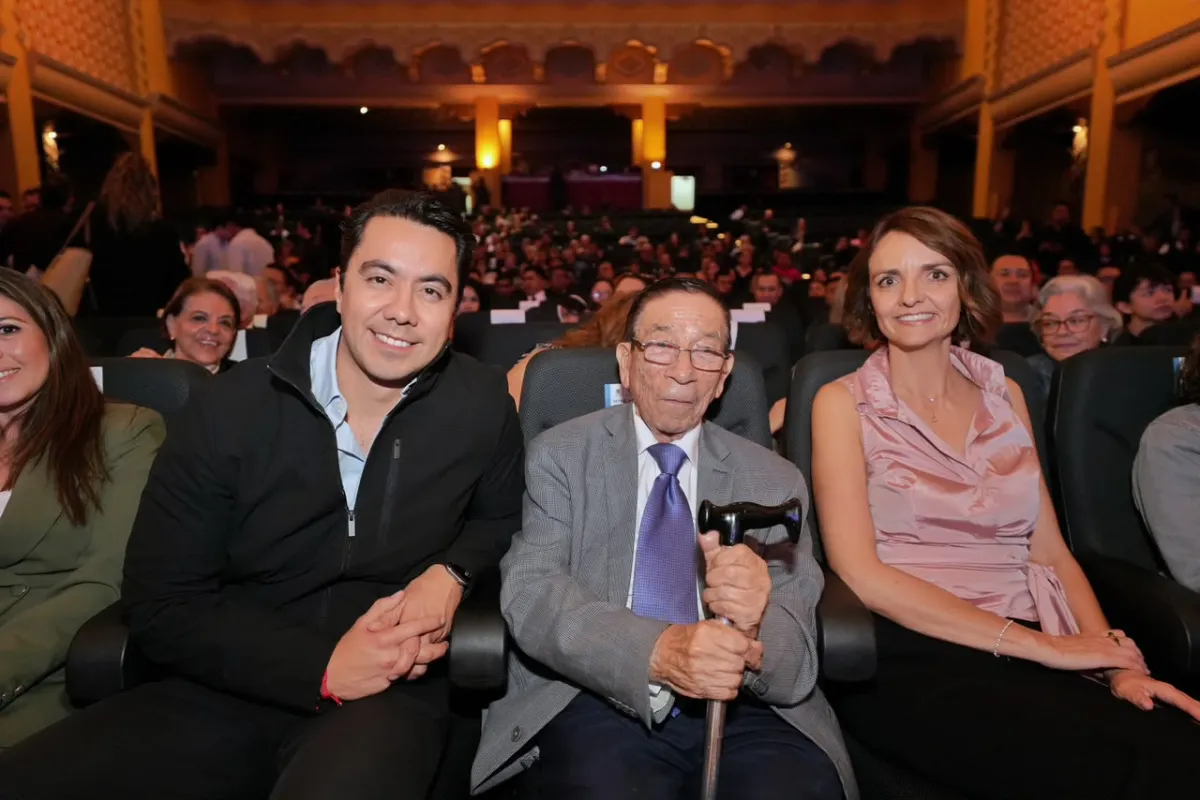 Felifer Macías reconoce la trayectoria del maestro Aurelio Olvera Montaño