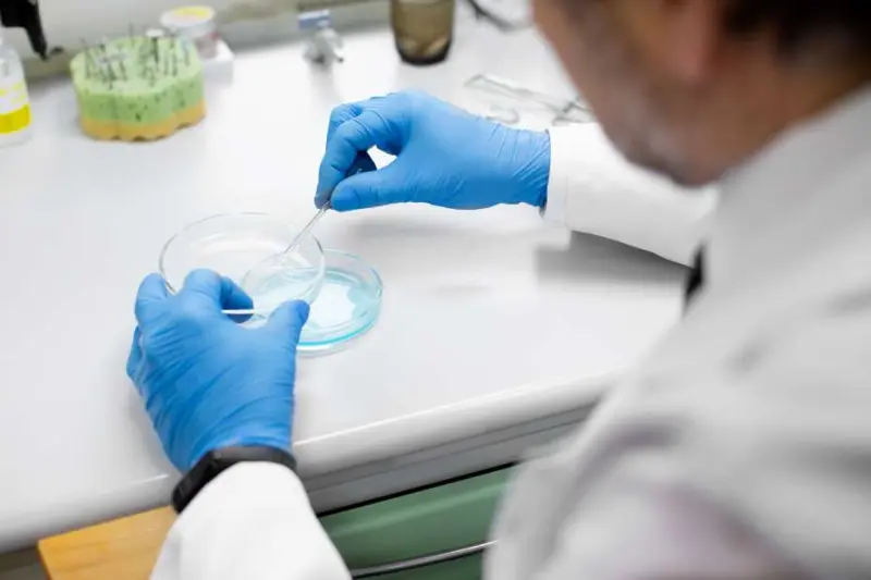Mantienen cuarentena en Rusia tras muerte de trabajadora de laboratorio
