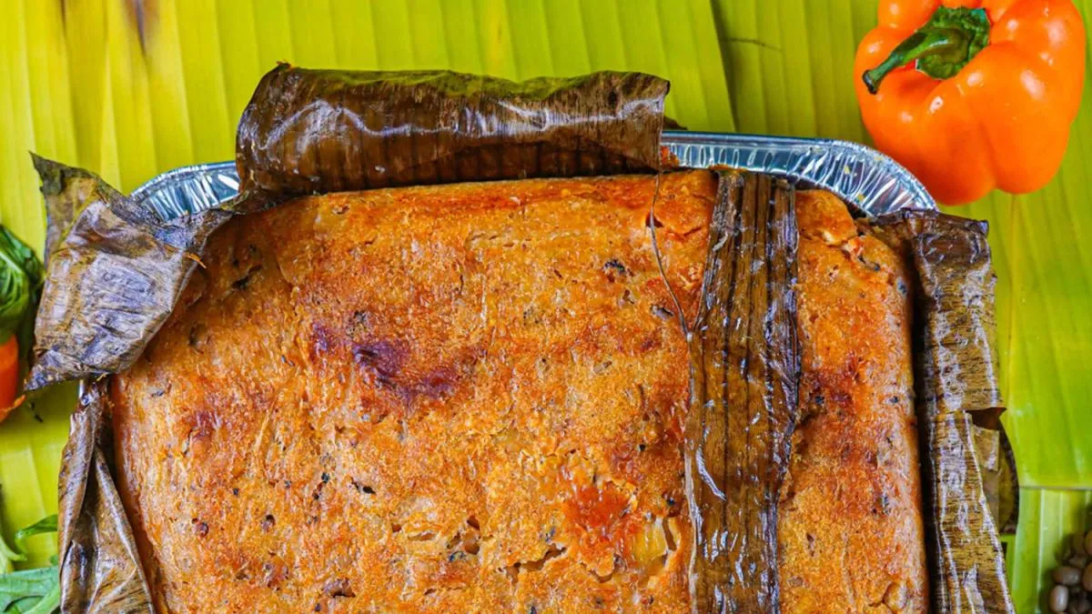 Mucbipollo: Qué lleva el enorme tamal de Día de Muertos que se cocina bajo tierra en Yucatán