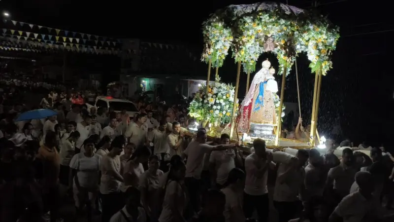‘¡Viva la Virgen del Rosario!: feligreses celebran su fe pese a las lluvias