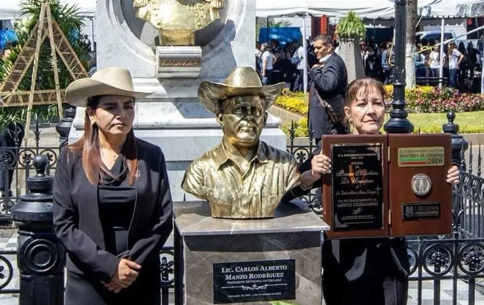 Develan busto de Carlos Manzo en Uruapan, Michoacán