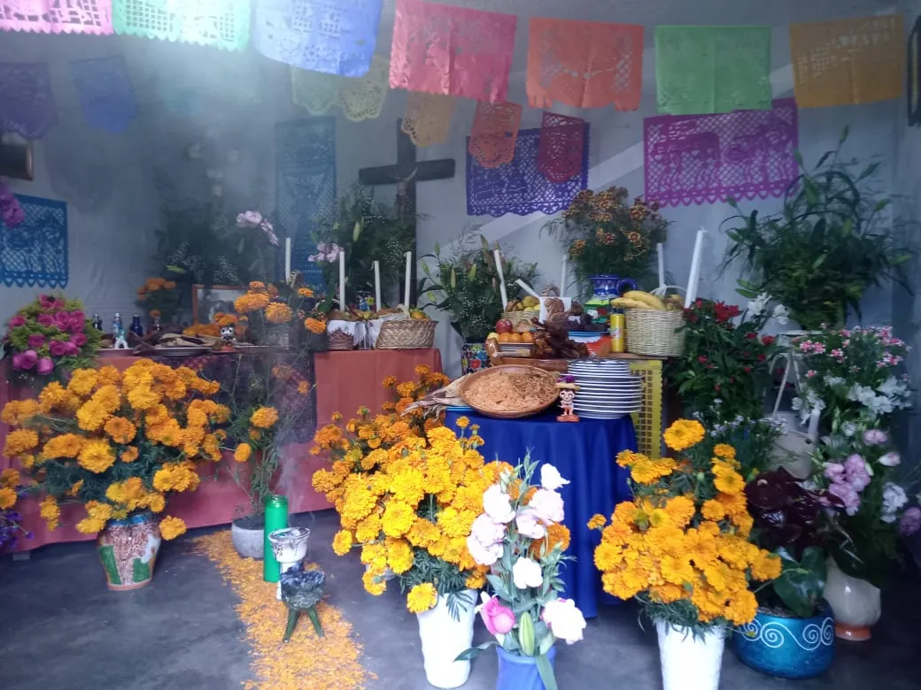 Edith mantiene viva la tradición de las ofrendas que aprendió de su abuela