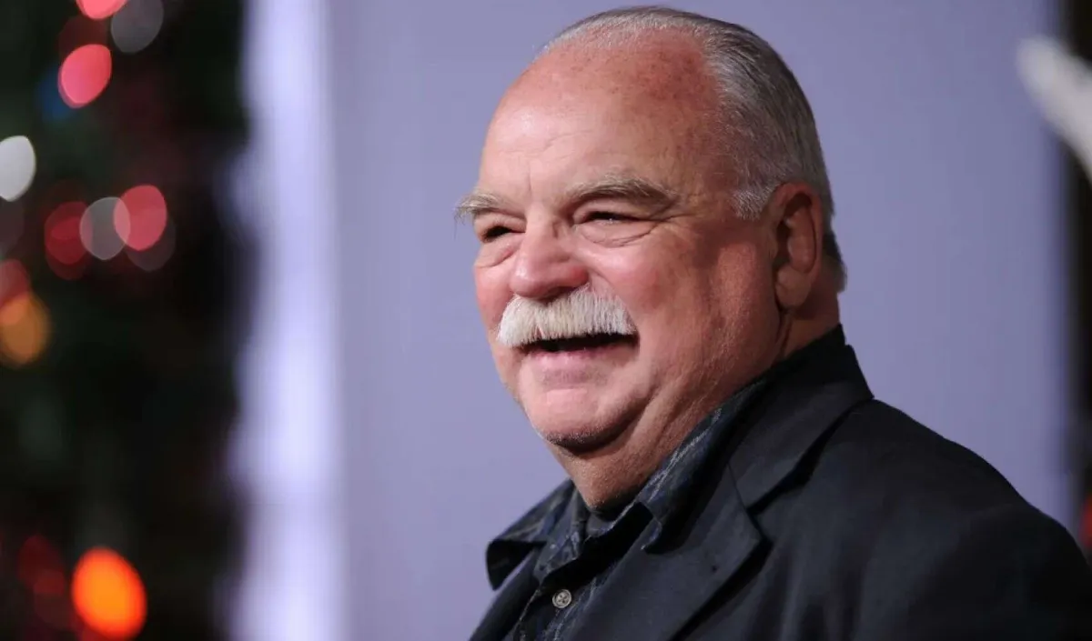 El legado de Richard Riehle, el Tom de Trabajo basura que nunca dejó de rodar