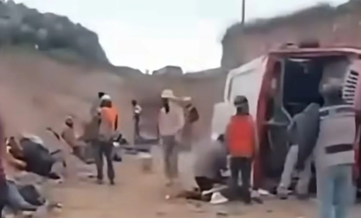 Vuelca camión de personal en obras de tren México-Querétaro; hay 2 muertos