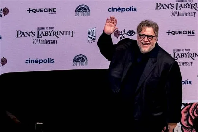 Guillermo del Toro da voz a jóvenes que denuncian problemas con el agua en Guadalajara