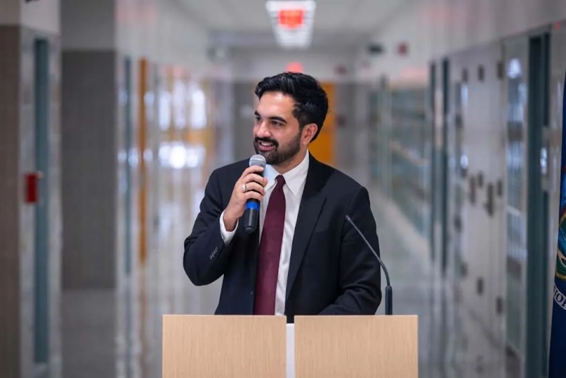 Propone Mamdani ley para proteger contra prácticas comerciales abusivas