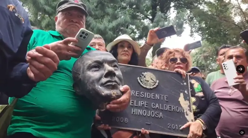 Ex trabajadores de Luz y Fuerza decapitan estatua de Calderón en Los Pinos