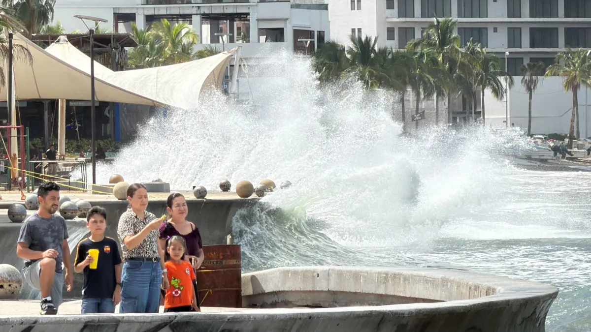 Se registra fuerte oleaje en playas de Mazatlán por efectos del huracán Trudy