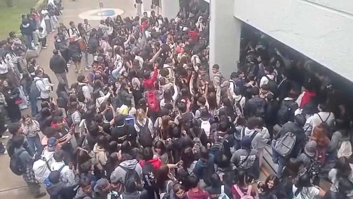 UNAM descarta "porros armados" en Prepa 1 e investiga intento de toma por grupo de encapuchados