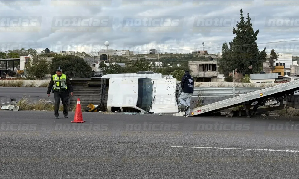 Vuelcan y abandonan camioneta tras chocar contra la contención 