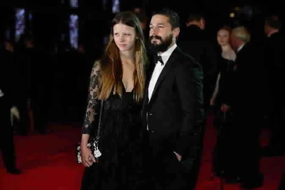 Pide Mia Goth el divorcio de Shia LaBeouf tras 10 años