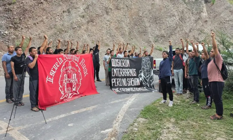 Protestan a una década del crimen de 2 alumnos de Ayotzinapa en asalto