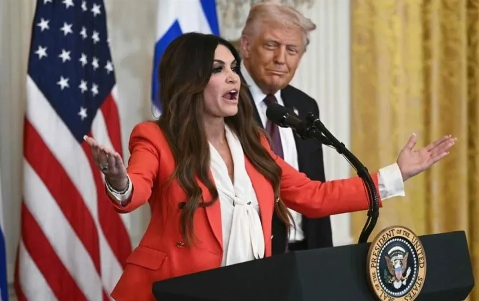 Pide EU renuncia de Embajadora de Grecia, ex de Trump Jr