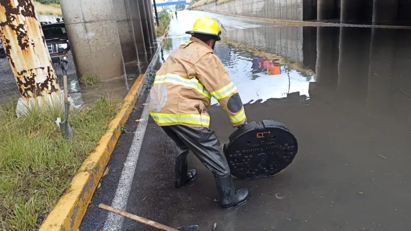 Fuertes lluvias afectan carreteras y viviendas en 10 municipios de Puebla