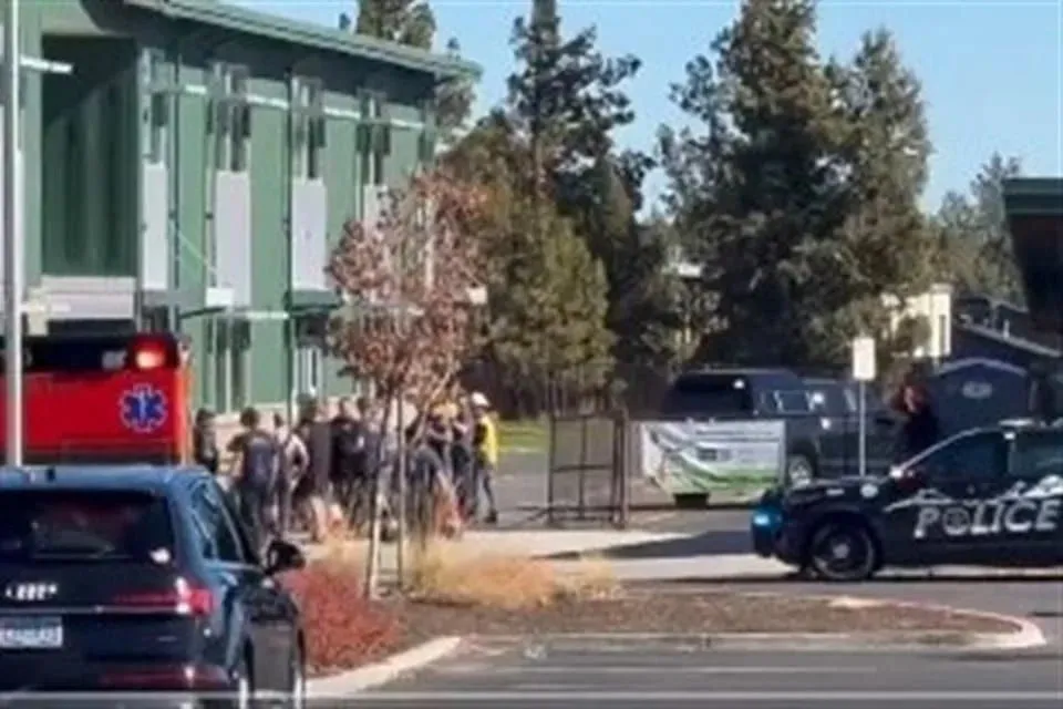 Reportan múltiples víctimas en tiroteo en escuela de Oregon