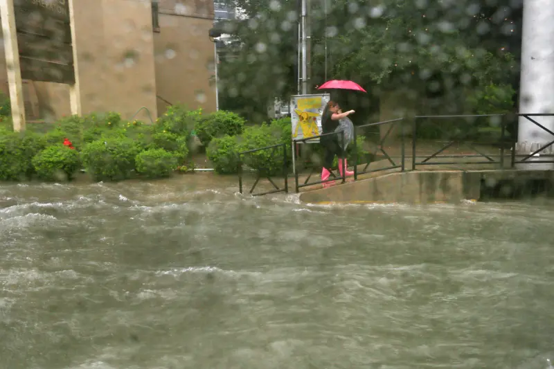 Lluvias golpean a Nuevo León: dos muertos, inundaciones y vehículos arrastrados