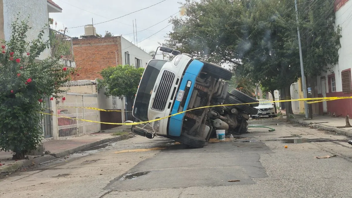 Una pipa de agua con capacidad de 20 mil litros queda atrapada en un socavón de tres metros de profundidad en Guadalajara, mientras bomberos y Protección Civil coordinan las maniobras para retirar la unidad