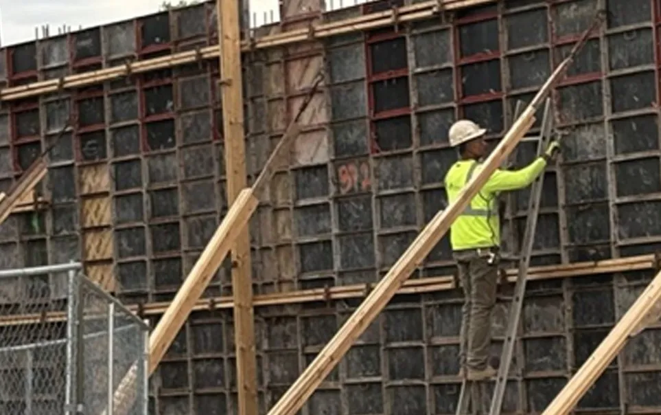 Se queda EU sin manos para construir