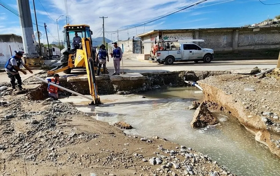 JMAS repara tres fugas de agua potable tras deslaves por lluvia