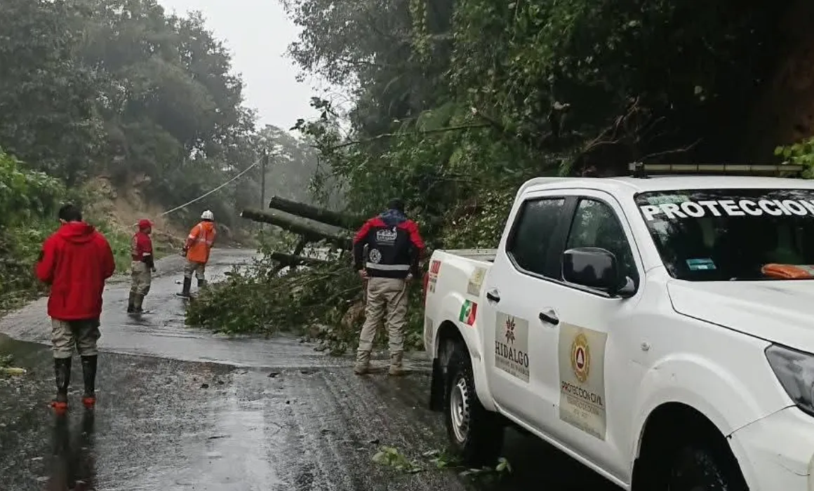 Reportan derrumbes y cierres viales por lluvias en Tenango de Doria