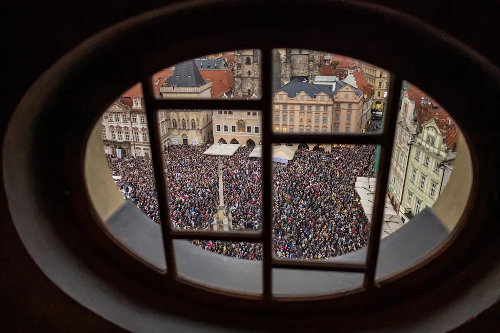 Miles de personas protestan en Praga contra cambios en la financiación de medios públicos