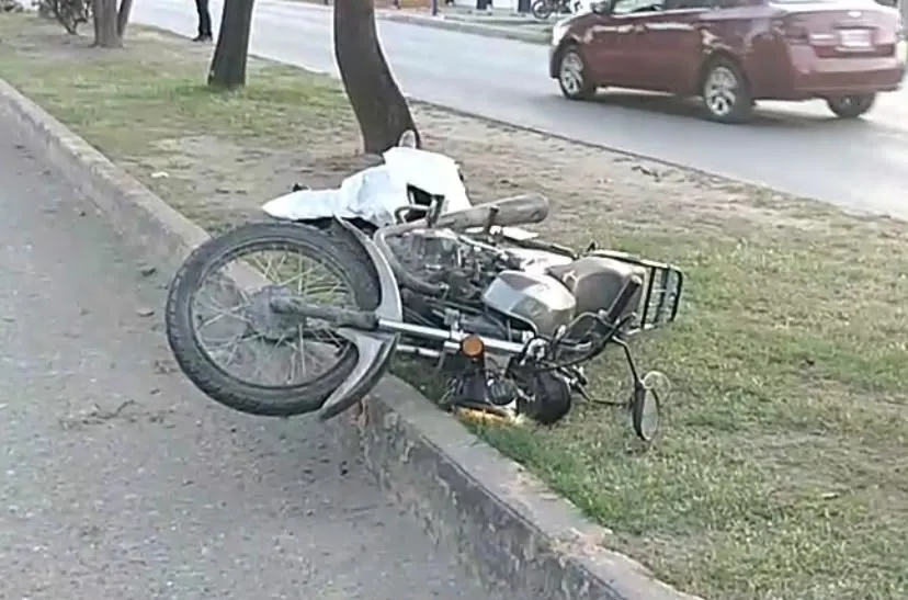 Muere hombre tras derrapar en su moto en Iguala