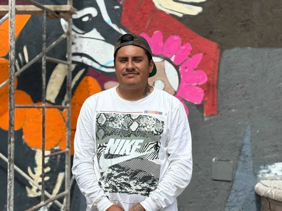 Dens Urtiz coordina mural de cinco artistas en San Juan del Río