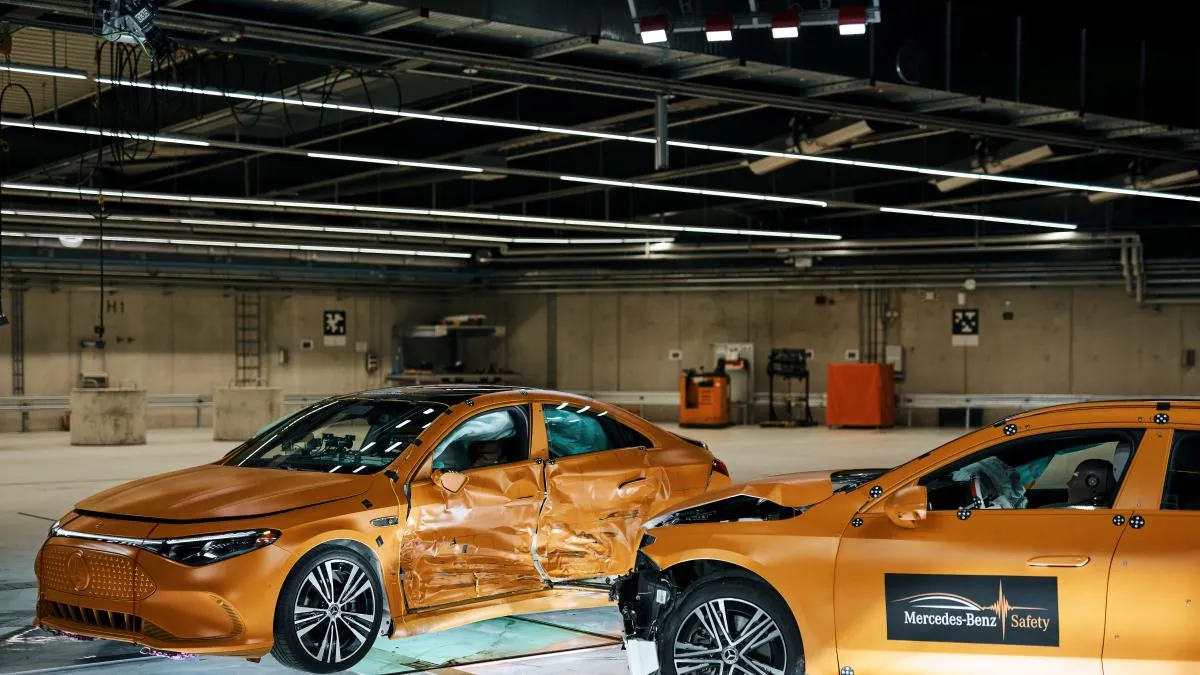 Mercedes-Benz chocó dos autos a velocidad de ciudad para demostrar qué tan bien protegen a sus ocupantes
