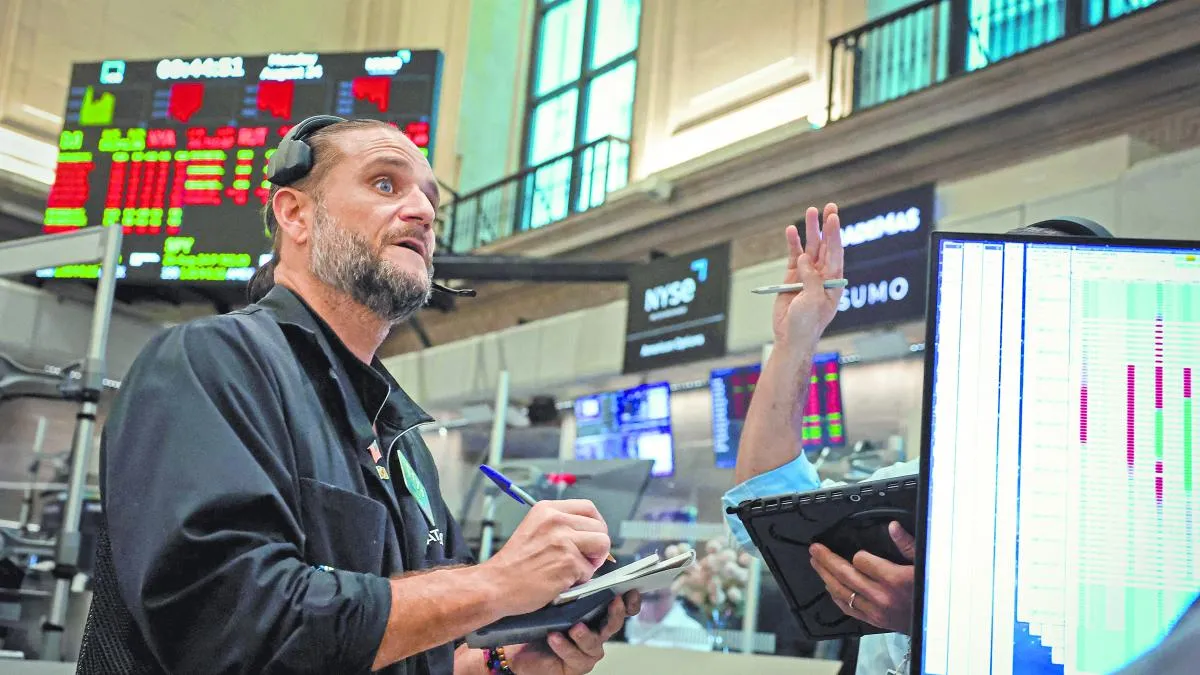 Wall Street cae en jornada marcada por volatilidad en el petróleo y minutas de la Fed