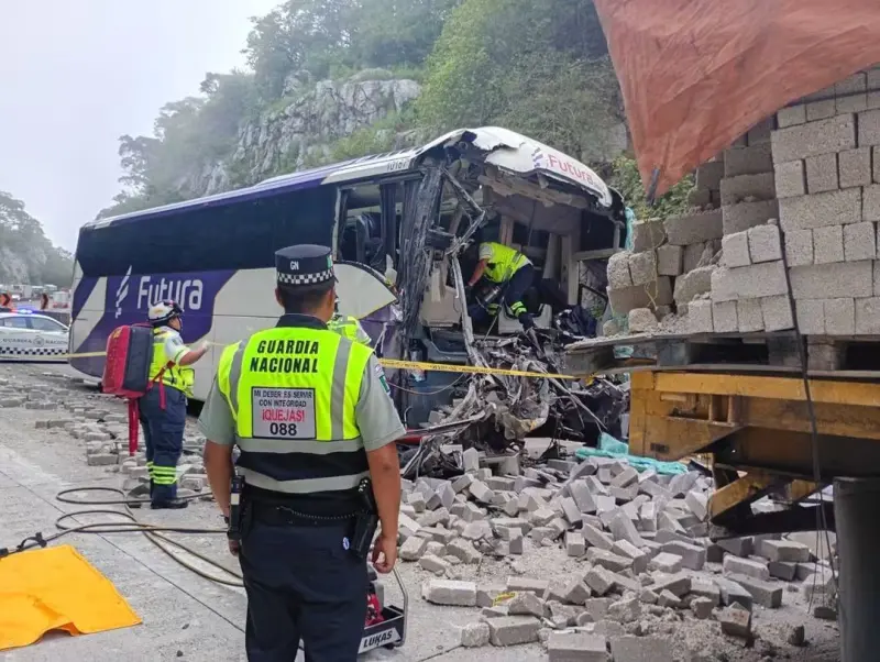 Fuerte choque de autobús de pasajeros contra tractocamión en la Autopista