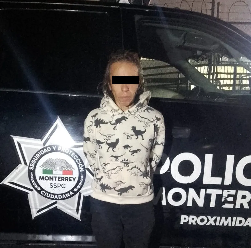 Detienen a mujer por quebrar vidrio de mueblería en el Centro de Monterrey