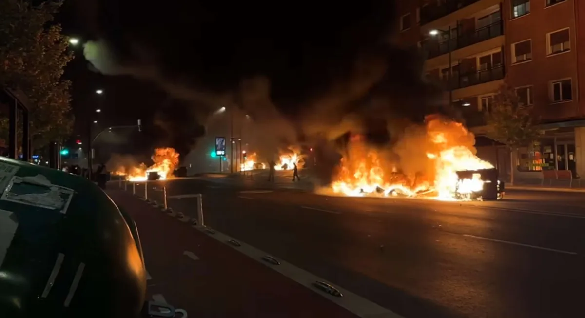 El balance de Bilbao: coches quemados y cargas de la Ertzaintza tras el acto frustrado de Vito Quiles